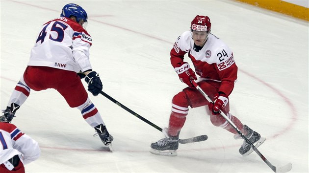 Radim imek a Nikolaj Ehlers z Dnska bhem zpasu na mistrovstv svta v Moskv.