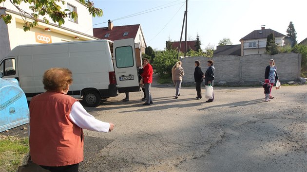 V Kekov u Pibyslavi na konci dubna zaveli kamenn obchod. Lid jsou te odkzni na sluby pojzdn prodejny.