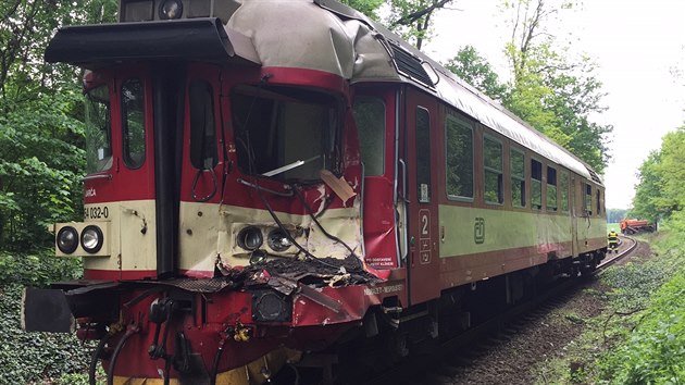 V Micch u Prahy se srazilo na pejezdu nkladn auto s vlakem (17.5.2016).