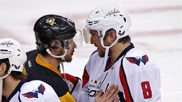 Sidney Crosby z Pittsburghu (vlevo) a Alexandr Ovekin z Washingtonu po skonen dramatick srie, v n uspli Penguins.