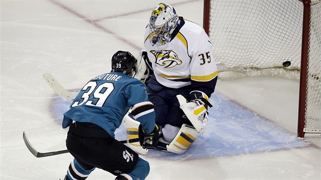 Logan Couture ze San Jose mil pesn a brank Nashvillu Pekka Rinne inkasoval.