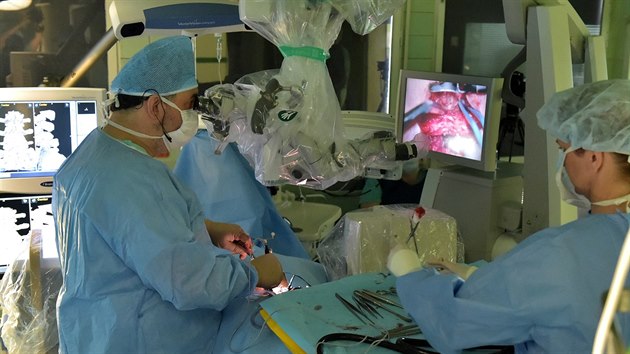 Operatr Tom Hossz z hradeck neurochirurgie operuje metodou MIDLIF (18.5.2016).