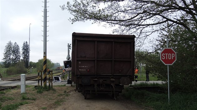 Na ndra v Malonicch se rozjela souprava vagon, dva z nich vykolejily a pokodily eleznin pejezd. (12. kvtna 2016)