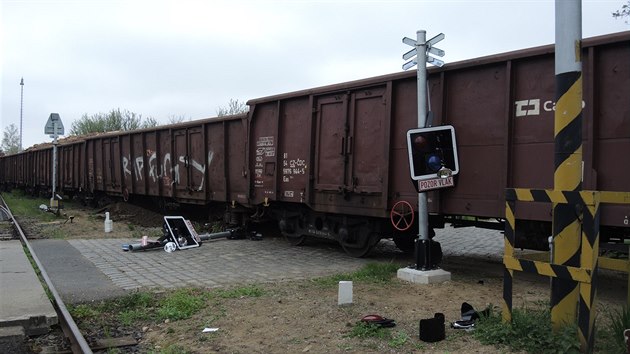 Na ndra v Malonicch se rozjela souprava vagon, dva z nich vykolejily a pokodily eleznin pejezd. (12. kvtna 2016)
