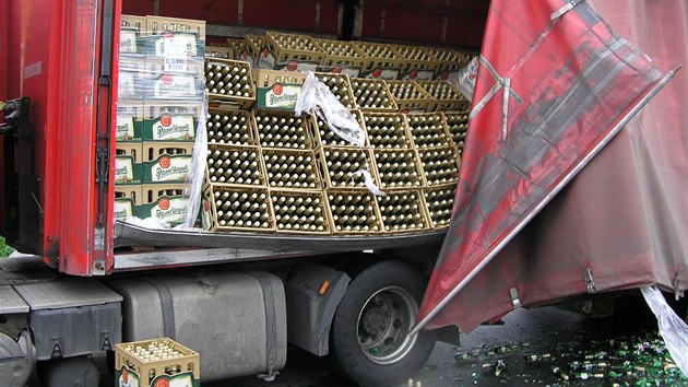 Z nkladnho auta se v Nepomuku vysypaly pepravky s lahvovm pivem. (17. kvtna 2016)