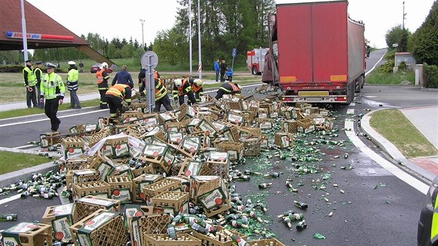 Z nákladního auta se v Nepomuku vysypaly pepravky s lahvovým pivem. (17....