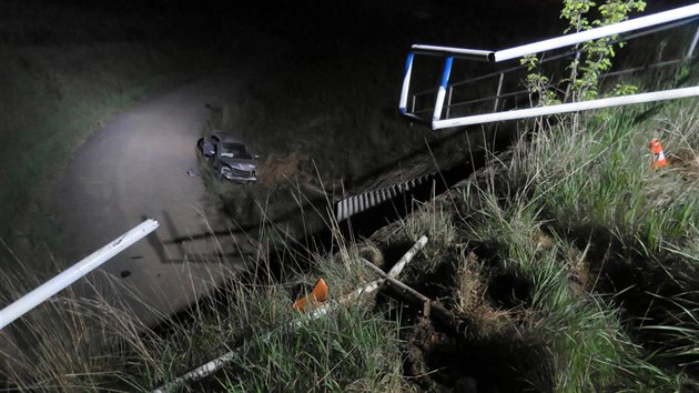 idi Opelu Corsa po srce s kancem prorazil zbradl a spadl na dal cestu o osm metr ne.