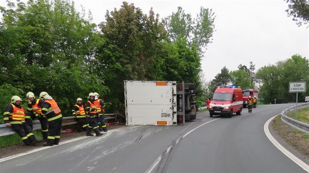 idi nezvldl kvli pli vysok rychlosti sjezd z dlnice D46, vsledkem byl kamion pevrcen na boku a ponien destky metr svodidel.