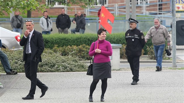 Zahjen tet nvtvy prezidenta Miloe Zemana v Olomouckm kraji ve stedu 18. kvtna 2016 probhlo v poklidu, ped sdlo kraje v Olomouci dorazila jedin protestujc se symbolickmi ervenmi trenkami.