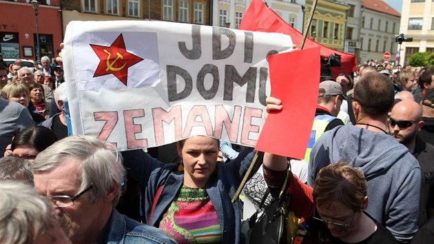 Prezident Milo Zeman zavtal bhem sv ji tet nvtvy Olomouckho kraje ve tvrtek 19. ervna 2016 do Hranic na Perovsku. Setkn s obany provzel konflikt mezi jeho odprci a pznivci.