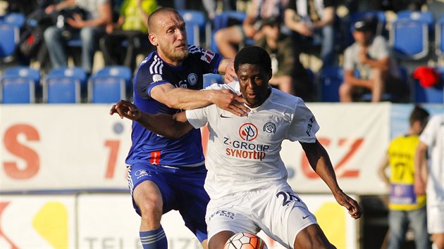 Olomouck fotbalista Martin indel (vlevo) nahn Francise Konho ze Slovcka.