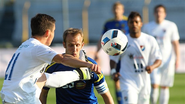 Jihlavsk fotbalista Luk Vaculk (v modrm) v souboji s Danielem Holzerem z Ostravy.