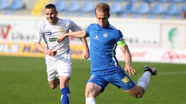 Libereck fotbalista Luk Pokorn (vpravo) m pod kontrolou m, sleduje ho Marko Jordan ze Zlna.