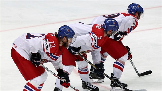 et hokejist Luk Kapar, Jakub Jebek a Tom Zohorna (zleva) ekaj na zahjen hry v duelu s Norskem.