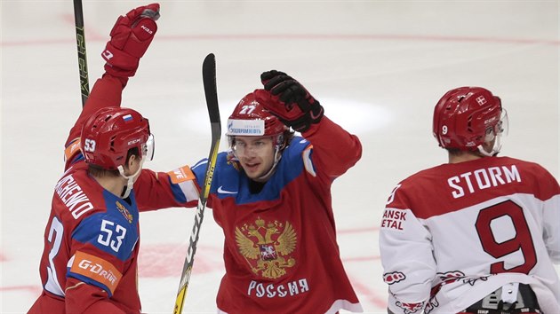 Rut hokejist Alexej Marenko (vlevo) a Arom  Panarin se raduj z glu proti Dnsku.