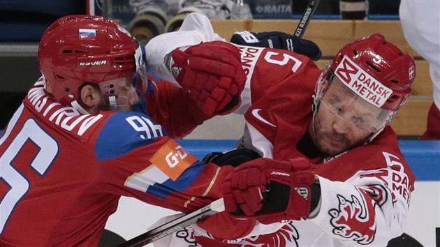 Rusk hokejista Alexander Burmistrov (vlevo) a jeho dnsk rival Daniel Nielsen pi run vmn nzor.