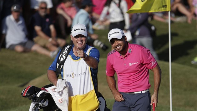 Jason Day (vpravo) a jeho caddie Colin Swattan bhem spnho taen za titulem z The Players Championship