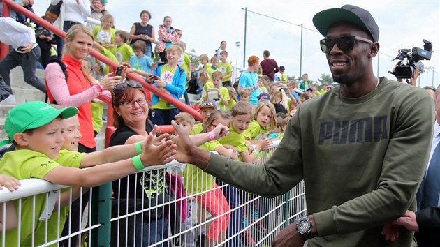 Usain Bolt zdrav mal atlety na praskm mtinku okoldov tretra.