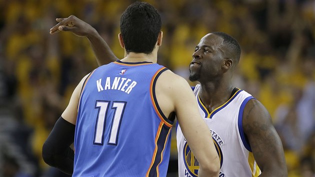 Kam se asi poslaj Enes Kanter (vlevo) z Oklahoma City a Draymond Green z Golden State.