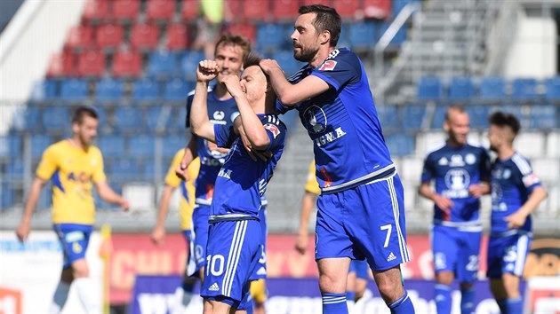 Glov radost fotbalist Olomouce v utkn s Teplicemi, uprosted je Jan Navrtil, vlevo je Tom Chor a vpravo pak Michal Ordo.