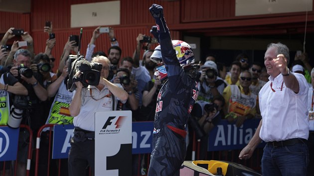 Max Verstappen slaví triumf na Velké cen panlska.