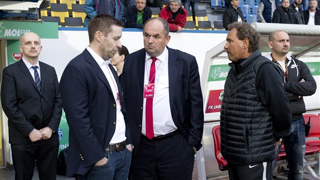 (Zleva) Duan Svoboda, Miroslav Pelta a Ivan Hornk na finle pohru Boleslav vs. Jablonec.