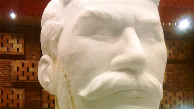 Pprava makety Stalinova pomnku pro snmek Monstrum