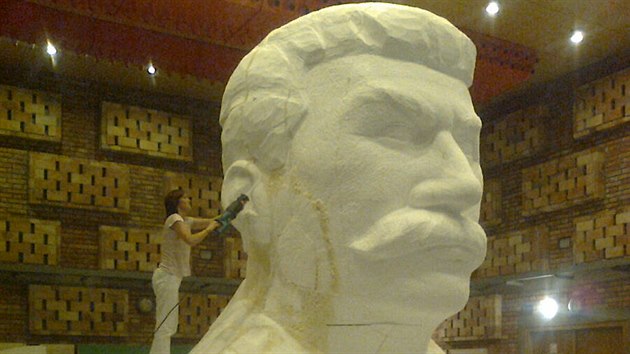 Píprava makety Stalinova pomníku pro snímek Monstrum