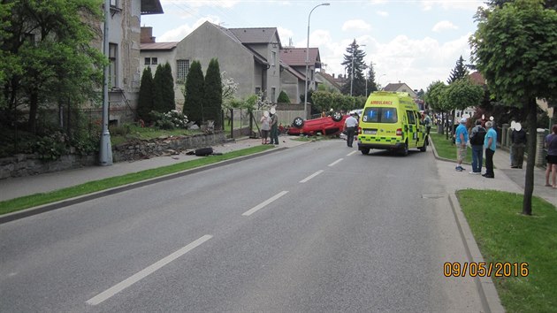 idi kody Octavia havaroval v Novm Mst nad Metuj nedaleko hasisk zbrojnice a srazil dva chodce (9.5.2016).