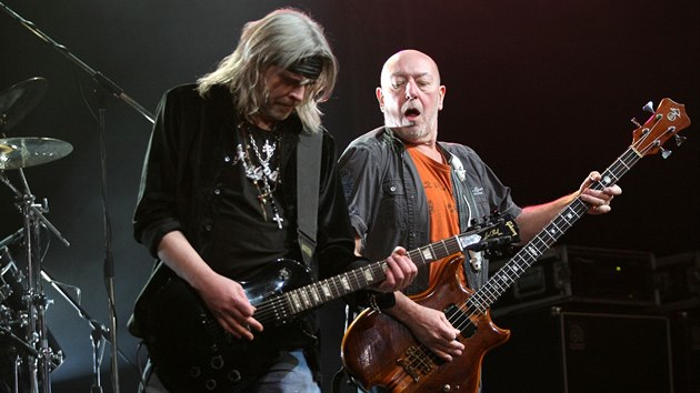 Pete Agnew z kapely Nazareth (vpravo)