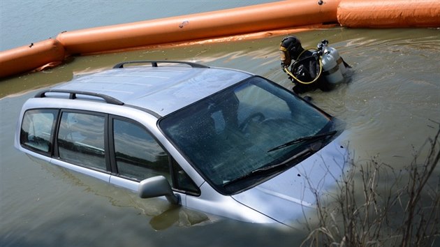 Zchrana osobnho automobilu Hyundai Trajet ze znmho rybnka Bezru na okraji obce Jistebnk.