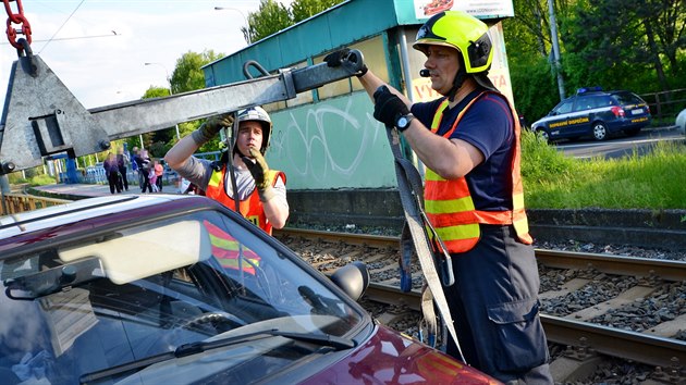 Vyprotn felicie z tramvajovch kolej v Ostrav-Zbehu.