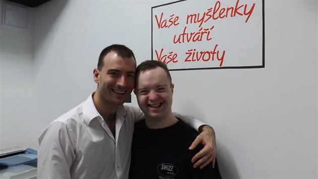 Jakub Voshlo (vlevo) se nevnuje jen kouzlen a mentalismu. Vede tak adu kolen, ve kterch se sna motivovat lidi, aby dlali to, co je napluje.