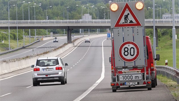 idii projdj zvlnnm sekem na dlnici, kter spojuje Ostravu a Bohumn. Podle SD je silnice
pokozen kvli nekvalitnmu nsypu pod povrchovou st.