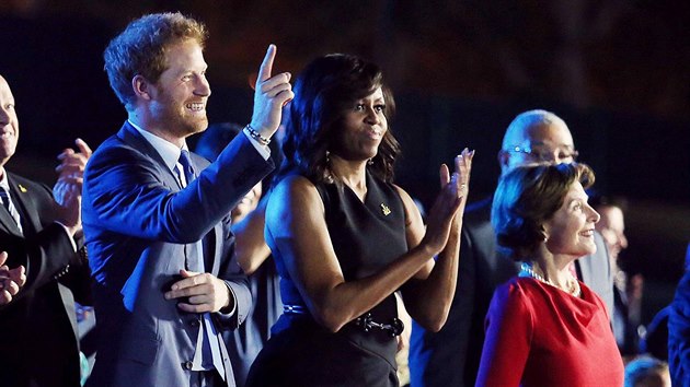 Britsk princ Harry, prvn dma USA Michelle Obamov a bval prvn dma  Laura Bushov na zahjen Invictus Games (Orlando, 8. kvtna 2016)