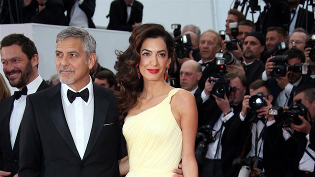 George Clooney a jeho manelka Amal (Cannes, 12. kvtna 2016)