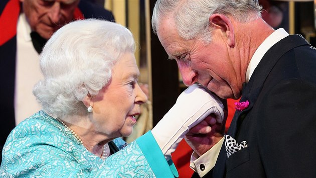 Krlovna Albta II. a jej syn princ Charles (Windsor, 15. kvtna 2016)