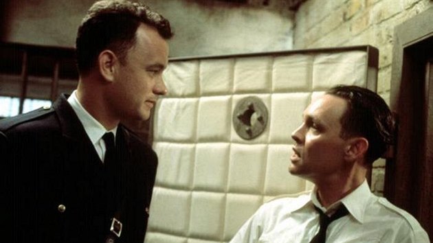 Tom Hanks a  Doug Hutchison ve filmu Zelen mle (1999)