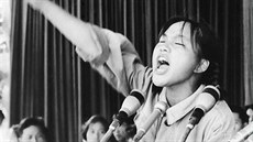 Dívka na pódiu na námstí Nebeského klidu v Pekingu volá po podpoe Rudých gard...