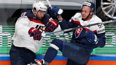 SOUBOJ U MANTINELU. Vlevo je Patrick Maroon z USA, vpravo Martin Marinin ze...