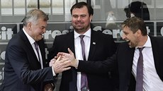 Vladimír Vjtek (vlevo) se raduje spolu se svými asistenty Josefem Jandaem...