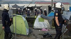 Ve stedu musela v táboe v Idomeni zasahovat policie (18. kvtna 2016)