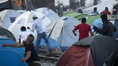 Ve stedu musela v táboe v Idomeni zasahovat policie (18. kvtna 2016)