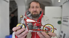 Pozorný pohled odhalí, že všechny součástky motocyklu původně sloužily docela... Pozorný pohled odhalí, že všechny součástky motocyklu původně sloužily docela...