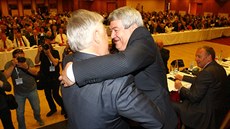 Vojtěch Filip přijímá gratulace po vítězství ve volbě předsedy KSČM (14. května... Vojtěch Filip přijímá gratulace po vítězství ve volbě předsedy KSČM (14. května...