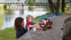 Lidé zapalují na ostrově v Písku svíčky. V neděli se tam utopil tříletý chlapec. Lidé zapalují na ostrově v Písku svíčky. V neděli se tam utopil tříletý chlapec.