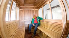 Jiří Kovář z velenického muzea a galerie představuje části trolejbusu, který... Jiří Kovář z velenického muzea a galerie představuje části trolejbusu, který...