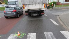 Kamion v Lipůvce srazil seniorku a vláčel ji za sebou, řidič ji na přechodu... Kamion v Lipůvce srazil seniorku a vláčel ji za sebou, řidič ji na přechodu...