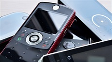 Zvláštní klávesnice, vše naladěno na jedinou funkci navíc. Tak si Motorola... Zvláštní klávesnice, vše naladěno na jedinou funkci navíc. Tak si Motorola...