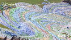Miliony plastových lahví proměnily park ve van Goghův obraz. Miliony plastových lahví proměnily park ve van Goghův obraz.